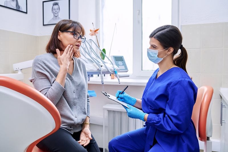 Tandläkare med patient