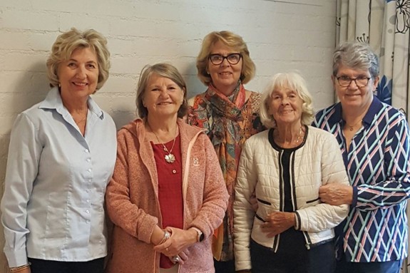 Alumner från Röda Korsets Högskola. Från vänster till höger: May Blom, Helen Hall, Eva Henriksen, Ingegerd Winblom och Marie-Louise Taylor