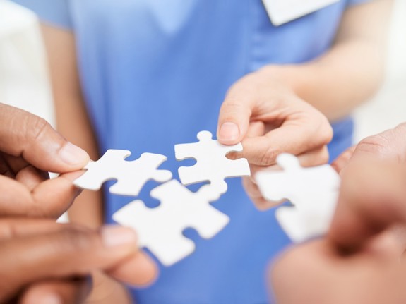 personer med puzzelbitar. Foto: Mostphotos.