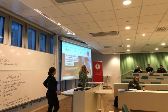 Marcela Johnson, samordnare av verksamhetsförlagda utbildningsplatser och Carina Faag, samordnare för verksamhetsintegrerat lärande vid Röda Korsets Högskola. Foto: RKH