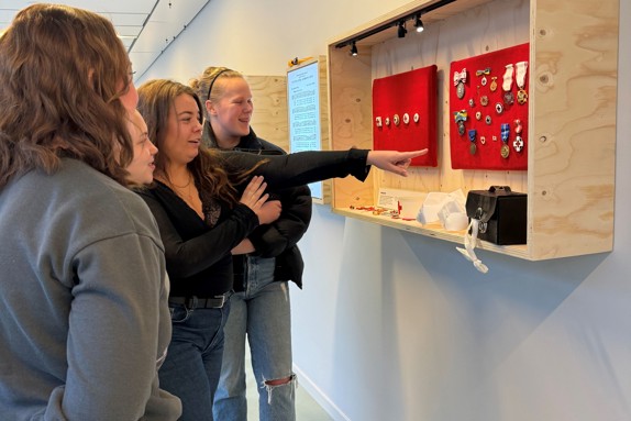 studenter som kollar på utsällningen