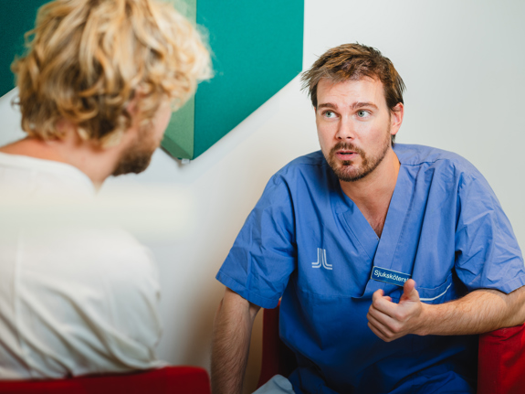 Samtal mellan sjuksköterska och patient. Foto: Daniel Josefsson.