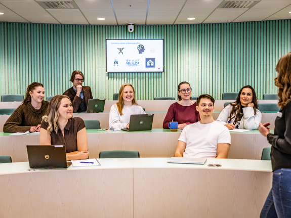 Studenter som lyssnar på en föreläsare. Foto: Jenny Frejing