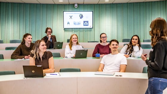 Studenter som lyssnar på en föreläsare. Foto: Jenny Frejing