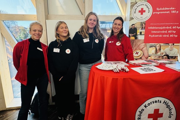 Cecilia Häckter Ståhl, adjunkt, Emelie Norgren, studentkåren, Linnea Widén, studentkåren och Emma Lindstedt, studievägledare vid Röda Korsets Högskola. Foto: RKH
