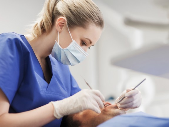 Kvinnlig tandläkare. Foto: Mostphotos.