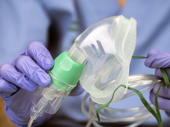 sjuksköterska som förbereder en syrgasmask. Foto:Mostphotos