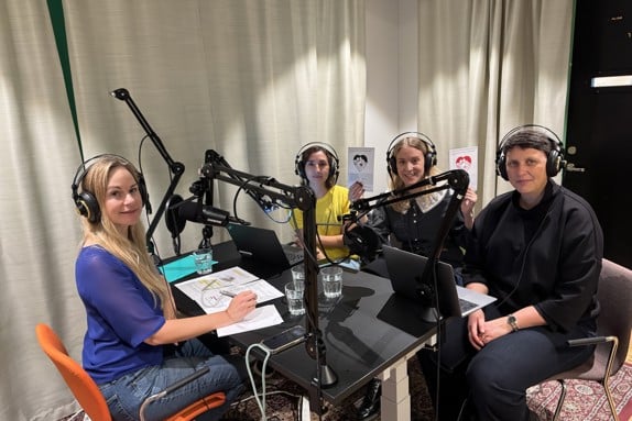 Från vänster: Frida Johansson Metso samordnare för Röda Korsets kompetenscenter för tortyr- och krigsskaderehabilitering, Patricia Rocca fysioterapeut, Linda Jolof psykolog och Marie Karlsson, forskare Malmö universitet. Foto: RKH