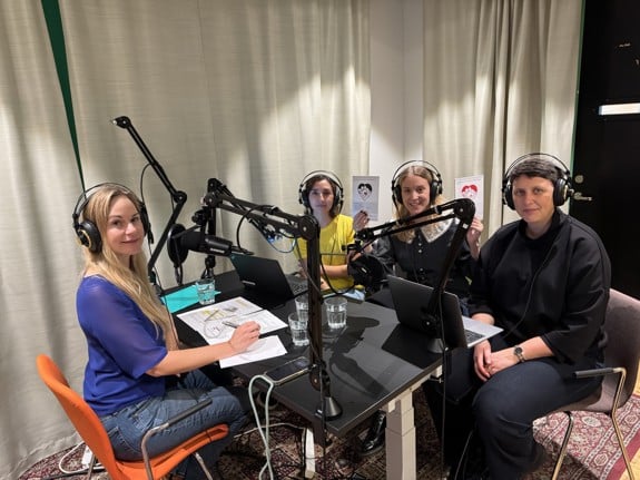 Från vänster: Frida Johansson Metso samordnare för Röda Korsets kompetenscenter för tortyr- och krigsskaderehabilitering, Patricia Rocca fysioterapeut, Linda Jolof psykolog och Marie Karlsson, forskare Malmö universitet. Foto: RKH