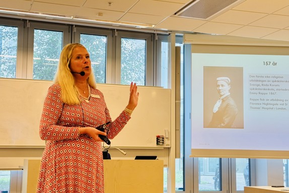 Rektor Susanne Georgsson berättar om sjuksköterskeutbildningens historia för studenterna. Foto: RKH