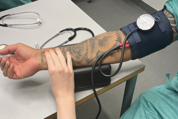 Studenter mäter blocktryck på varandra. Foto:RKH