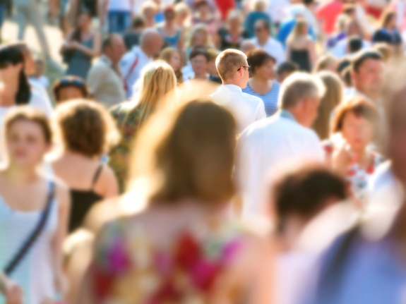 Människor som går på en gata. Foto: Mostphotos