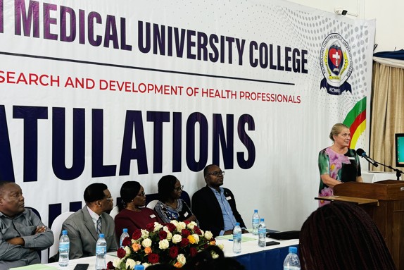 Rektor Susanne Georgsson håller tal.