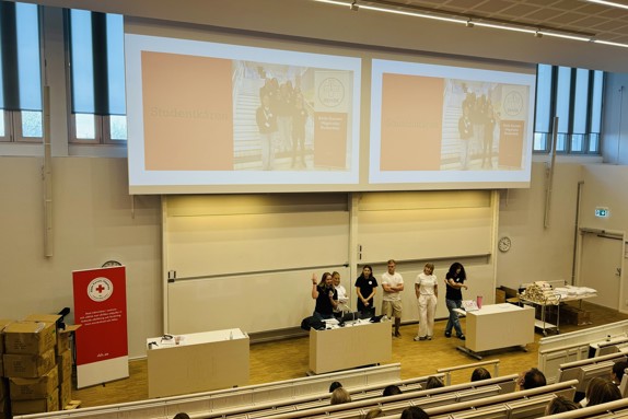 Studentkåren RKHSK presenterar sig för de nya studenterna. Foto: RKH