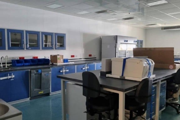 Bild av laboratorium ombord på skeppet.