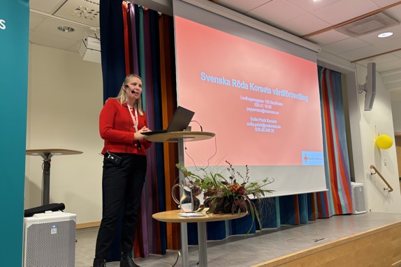 Sofie Prick Alam, socionom/kurator vid Svenska Röda Korset under Akademisk inspirationsdag om äldreomsorg. Foto: RKH