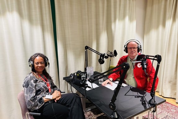 Docent Leah Okenwa Emegwa och IKT-pedagog Paul Parker vid Röda Korsets Högskola.