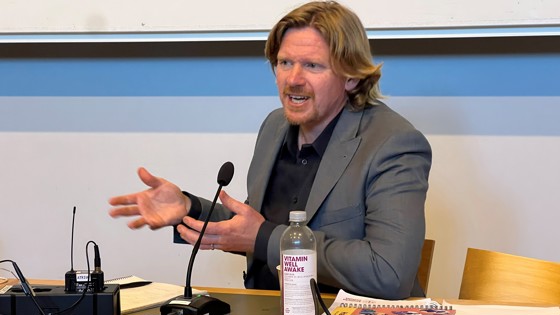 Henrik Nilsson presenterar sin doktorsavhandling. Foto: RKH