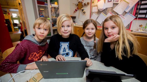 skolbarn som använder en dator i undervisning. Foto:Mostphotos