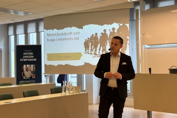 Salah Haghgo föreläser.