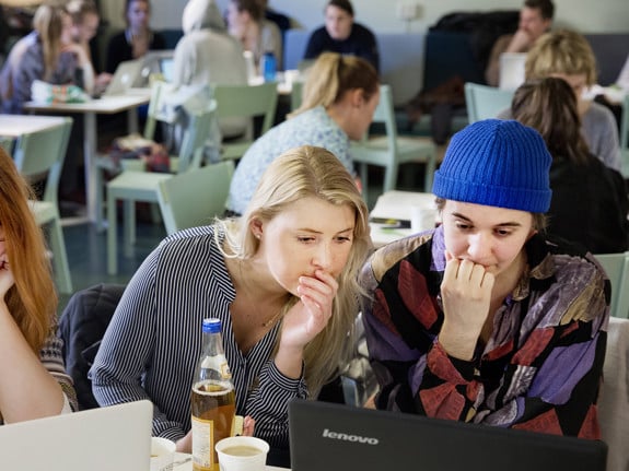 Bild på tre studenter som studerar tillsammans. Foto: RKH