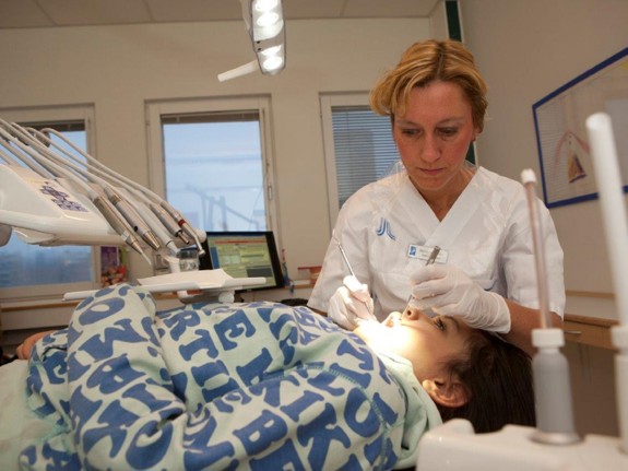 Barn hos tandläkaren. Foto:Mostphotos