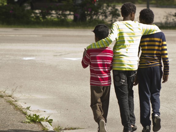 Tre pojkar som håller om varandra. Foto:Mostphotos