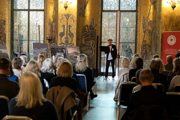 Per Allan Olsson föreläser i Gyllene salen i Stadshuset. Foto: Sören Andersson