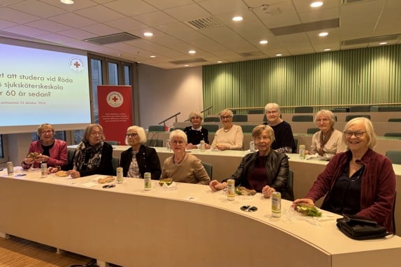 Delar av avgångsklassen som 1965 tog sin sjuksköterskeexamen från Röda Korsets sjuksköterskeskola. Foto: RKH