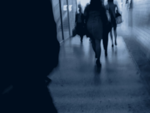 Mörk siluett av personer som går. Foto:Mostphotos