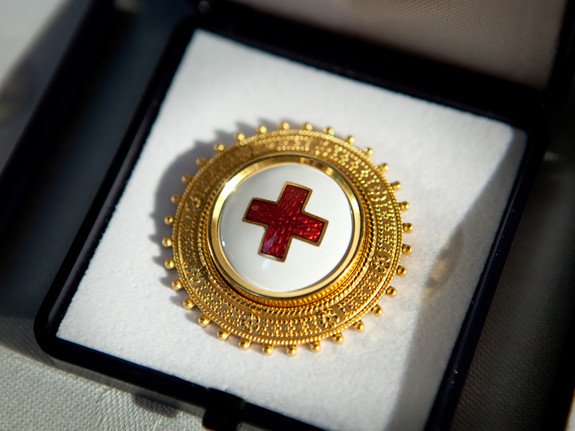 Röda Korsets sjuksköterskebrosch. Foto: RKH