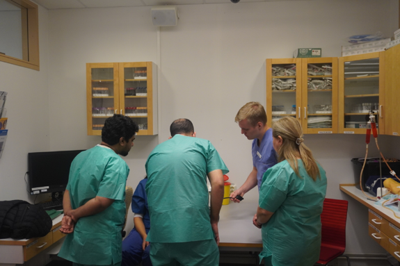 Studenter från termin 5 som undervisar termin 1 på KTC. Foto: RKH