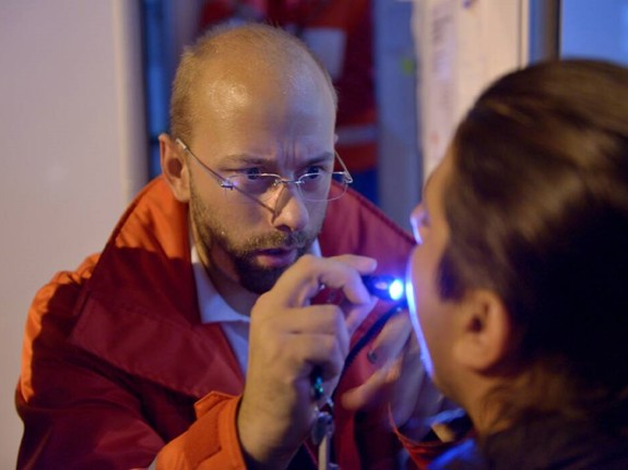 Röda Korset sjuksköterska som undersöker en patient. Foto:RKH
