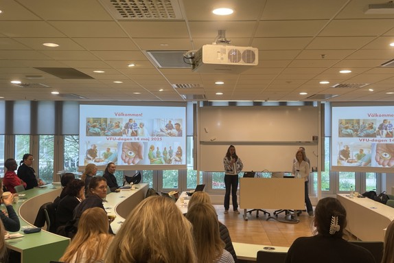 Katarina Brochard, Cecilia Häckter-Ståhl och Hanna Gabrielsson hälsar deltagarna välkomna till VFU-dagen på Röda Korsets Högskola. Foto: RKH