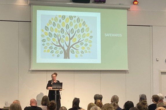 Bild på Jenny Karlsson som pratar under konferensen PRF