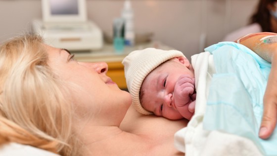 Mamma med sitt nyfödda barn på bröstet. Foto:Mostphotos