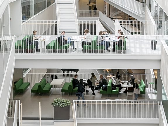 Överblicksbild över lokalerna vid Röda Korsets Högskola. Foto: Andreas Bergius.