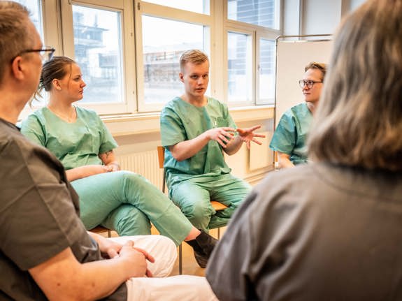 Studenter som samtalar tillsammans med lärare. Foto: Jenny Frejing