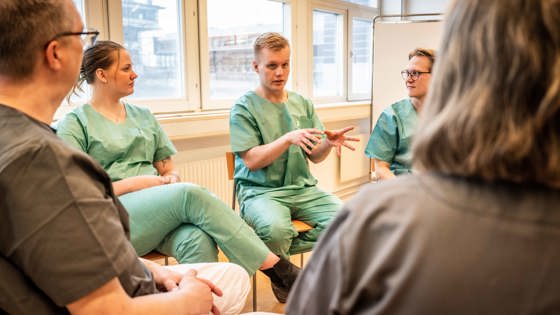 Studenter som samtalar tillsammans med lärare. Foto: Jenny Frejing