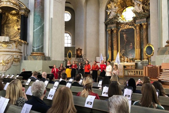 Bild av kören sjunger vid avslutningshögtiden.