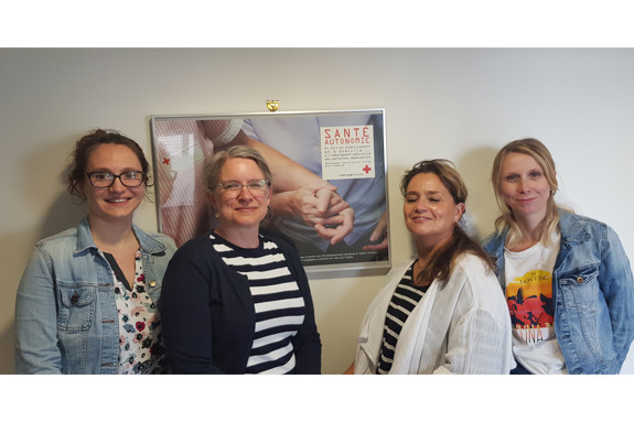 Bild tillsammans med kollegor på Franska Röda Korsets sjuksköterskeutbildning.