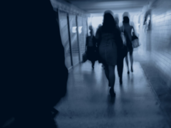 Bild av mörk siluett och kvinna.