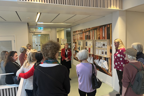 Visning av utställningen. Foto: RKH