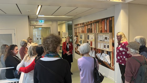 Kommunikationsansvarig Helene Komlos Grill och Rektor Susanne Georgsson visar utställningen vid Röda Korsets Högskola. Foto: RKH