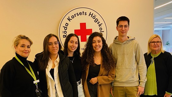 Internationella studenter som studerar kurs vid Röda Korsets Högskola