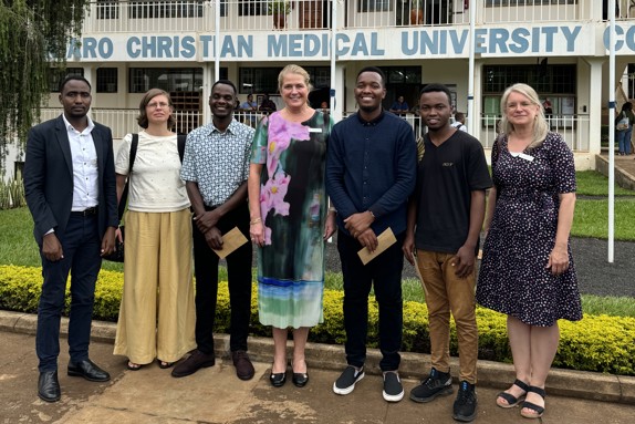 Högskolans rektor tillsammans med stipendiater och mottagare av Röda Korsets Högskolas stipendium för Best Nursing Research Paper.