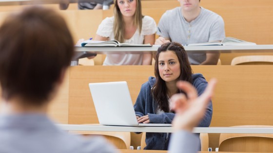Student som lyssnar på en föreläsare