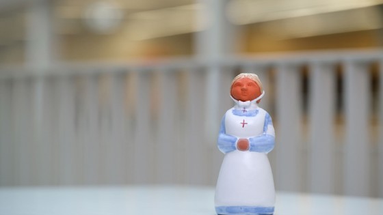 Porslinsfigur som föreställer en sjuksköterska