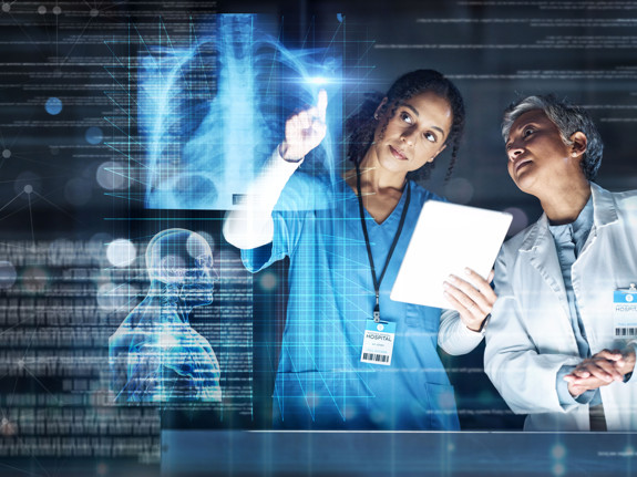 sjuksköterska och läkare kollar på en röntgenbild i 3D. Foto: Mostphotos