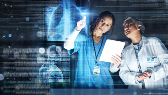 sjuksköterska och läkare kollar på en röntgenbild i 3D. Foto: Mostphotos